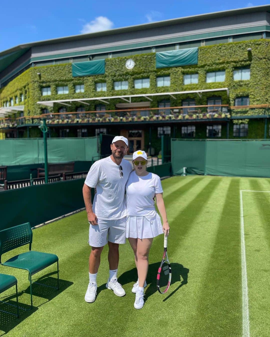 レベル・ウィルソンさんのインスタグラム写真 - (レベル・ウィルソンInstagram)「Just a spot of tennis @wimbledon today with @jameswardtennis & @matty_reidy 💜💚 🎾」6月3日 0時30分 - rebelwilson