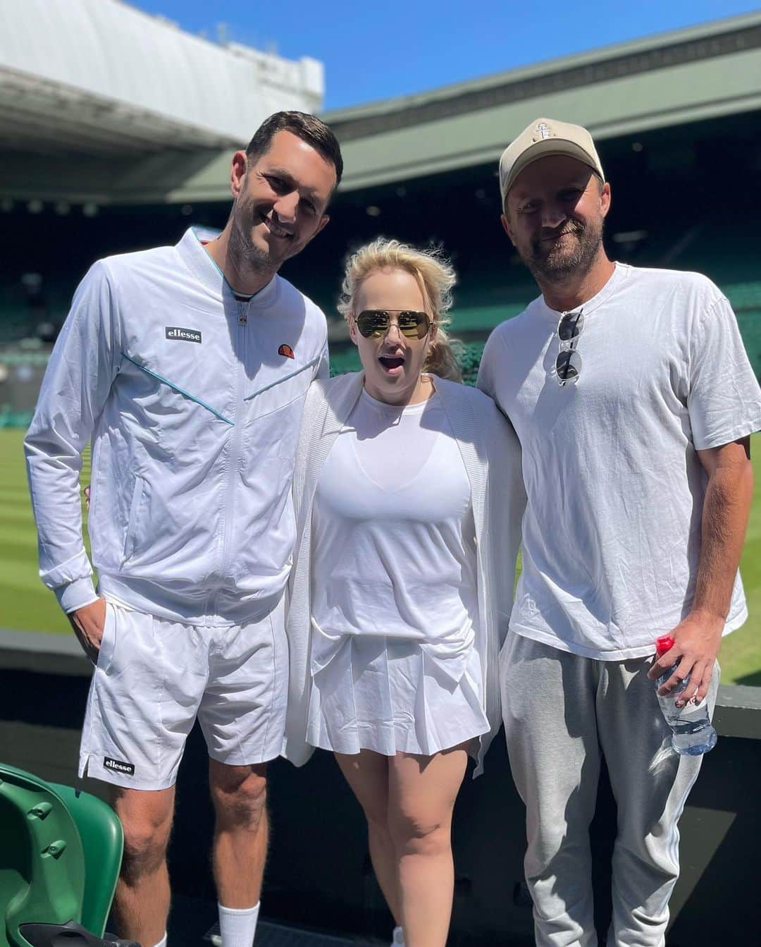 レベル・ウィルソンさんのインスタグラム写真 - (レベル・ウィルソンInstagram)「Just a spot of tennis @wimbledon today with @jameswardtennis & @matty_reidy 💜💚 🎾」6月3日 0時30分 - rebelwilson