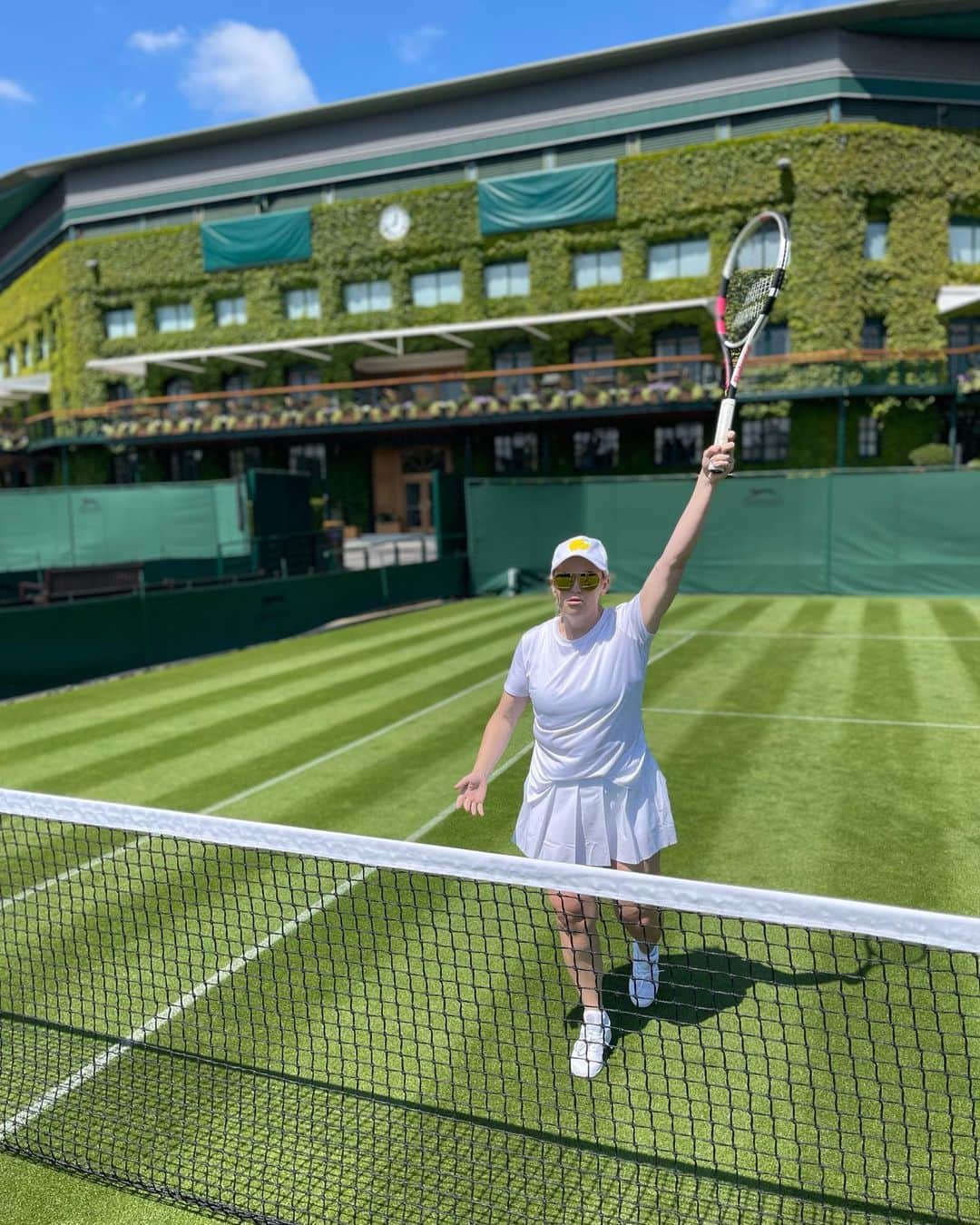 レベル・ウィルソンのインスタグラム：「Just a spot of tennis @wimbledon today with @jameswardtennis & @matty_reidy 💜💚 🎾」