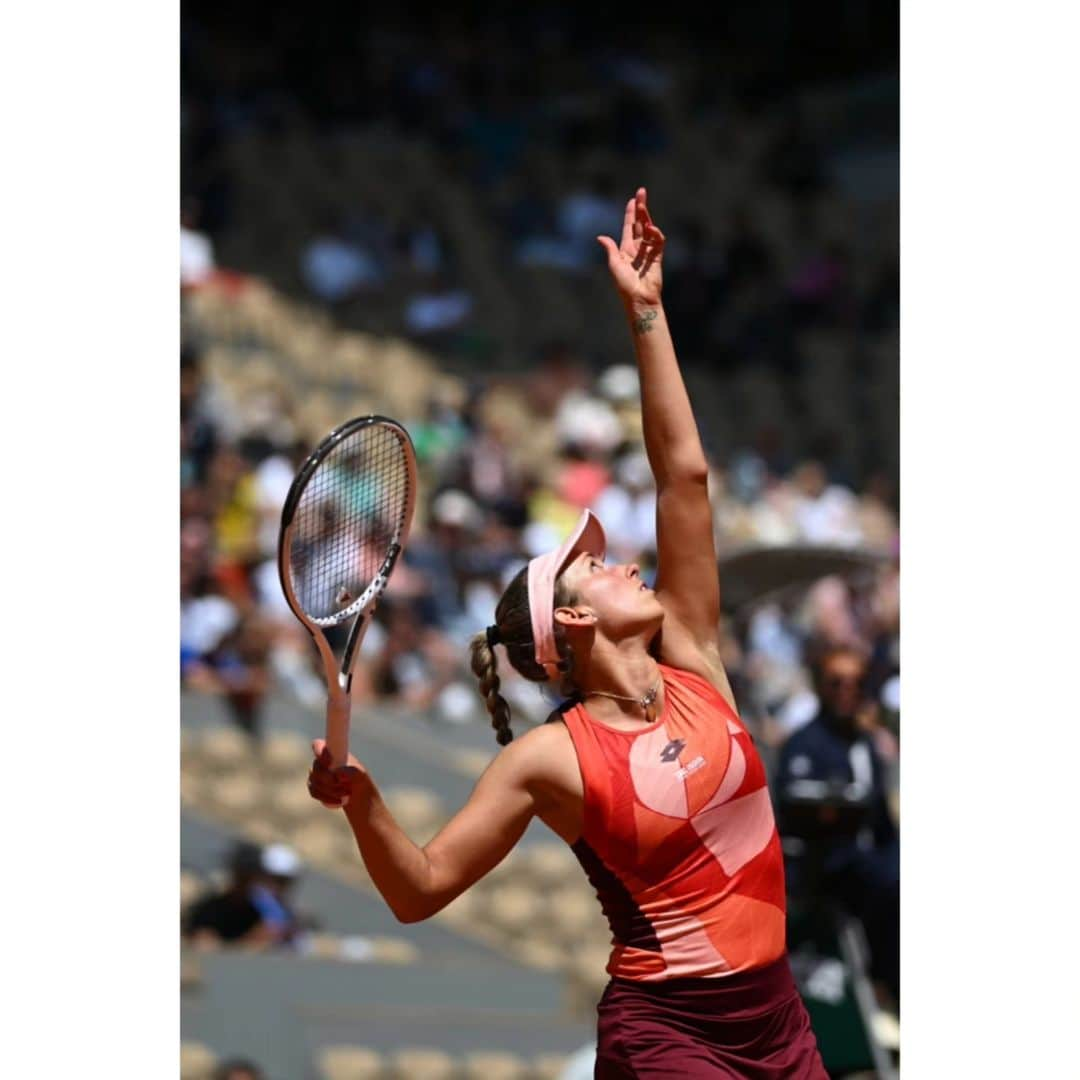 エリーゼ・メルテンスさんのインスタグラム写真 - (エリーゼ・メルテンスInstagram)「What a day, court & atmosphere 😌🙏 Going into the weekend ➡️ 4️⃣th round 💃  #rolandgarros #courtphilippechatrier」6月3日 0時31分 - mertenselise