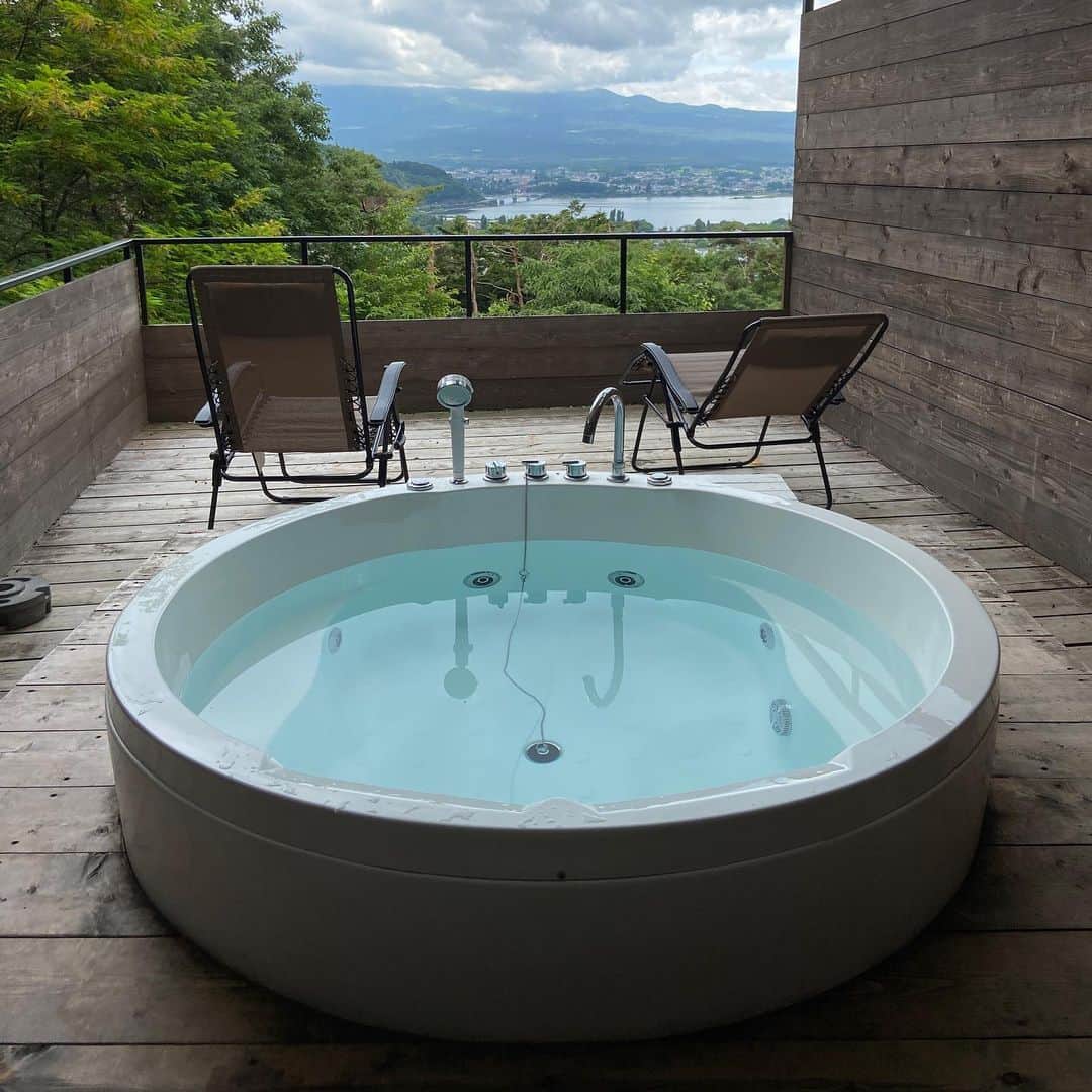 矢部ユウナのインスタグラム：「ぽんずとサウナ🐶🧖‍♀️ in まほろば(山梨,河口湖)💭 愛犬と行けるサウナ探してます」