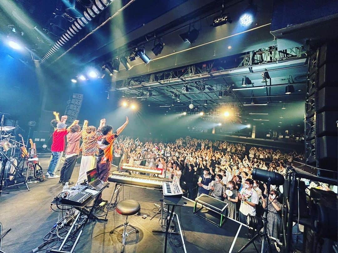 のインスタグラム：「ライブハウスツアー愛知公演終了しました。 初めましての方も、いつも応援してくださっている方もどうもありがとうございました🙏  今日は大雨の地域も多数あって電車がストップしたりと大変な1日でしたね☔️ 僕らが乗ってた新幹線の少し後の便から止まってしまってたみたいで、一歩間違えたらメンバーみんな名古屋に辿り着けなかった可能性もあったかと思うと…ひゃーっ😱  やむを得ず会場に向かうのを断念した人もいたと思います😩 前々から予定を空けていてくれていただろうに、俺も悔しい気持ちでいっぱいです。 なのでまた必ず会えるよう帰ってきます！ その際は今日の楽しみにしていた気持ちも含め2倍楽しんでいってくださいね😄」