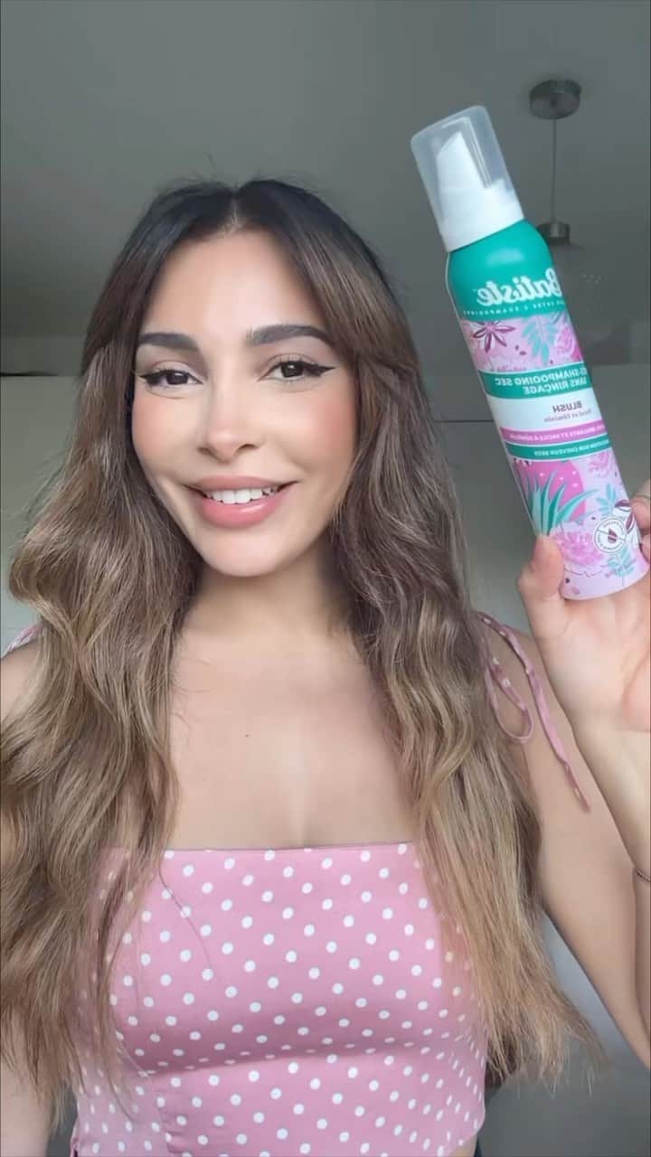 sananasのインスタグラム：「L’après-shampoing sec @batiste_fr a changé mon quotidien ! Une texture mousse aérienne qui adoucit les cheveux, les démêle et les fait briller entre deux shampoings ! Je n’en pouvais plus de voir l’effet de mon brushing se volatiliser au bout de deux jours ou juste après une séance de sport 😫Ce produit atténue vraiment cet effet fourches et longueurs sèches, il est incroyable. Je l’aimais déjà quand je l’ai acheté en février mais encore plus aujourd’hui avec mes cheveux décolorés 😅 On avait déjà adopté le shampoing sec pour nos racines qui graissent rapidement ou qui ont besoin d’être rafraîchies mais maintenant on a aussi un allié pour nos longueurs 👌🏻  Le + ? J’adore les différents parfums et son petit prix 😍Il coûte aux alentours de 5€50 ! Alors ? Qui va l’essayer ?  *SponsoriseParBatiste*」