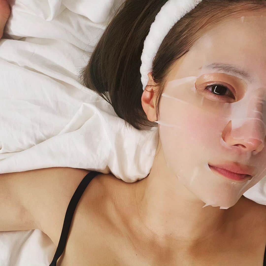 ユ・ハナのインスタグラム：「베이글에 커피를 시켜서 먹고있는데, 5살 동글이가 물었다 "어른들은 왜 다 커피를 마셔?" 그랬더니 옆에서 듣고 있던 11살 끼끼가 대답했다 "인생이 써서 그래"  . . . 그래, 인생이 쓰고 달고 밍밍하고 차갑고 뜨겁고 그래서 커피들을 그렇게 마시나보네  11살의 이야기로 생각하게 된 인생과 커피의 상관관계  다들 잘자🌙」