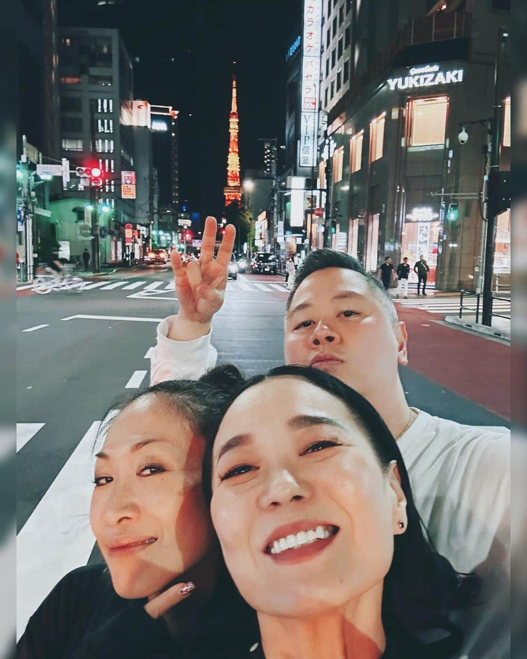 のインスタグラム：「. Long time friends  Maki and Gass  20年以上の付き合いがある友達って 凄くない。 20代で出逢って、ずっと友達って。  昔の私を知ってくれてる人。 貴重です。はい大切です。  大人になっても昔と変わらず、それぞれ いろいろ失敗もしてもめげず、また笑い飛ばし合うって 幸せ。  ラッパーでお医者さんのGass君、次は韓国で会いたいです。Love. 初めて会ったのはN.Yのながやん家での まきちゃん、またアホな事いっぱい話そ。Love.  IN ROPPONGI  #happysoul   #東京タワー #合成じゃないよ @maki.djsmith  @gass  #pushim」