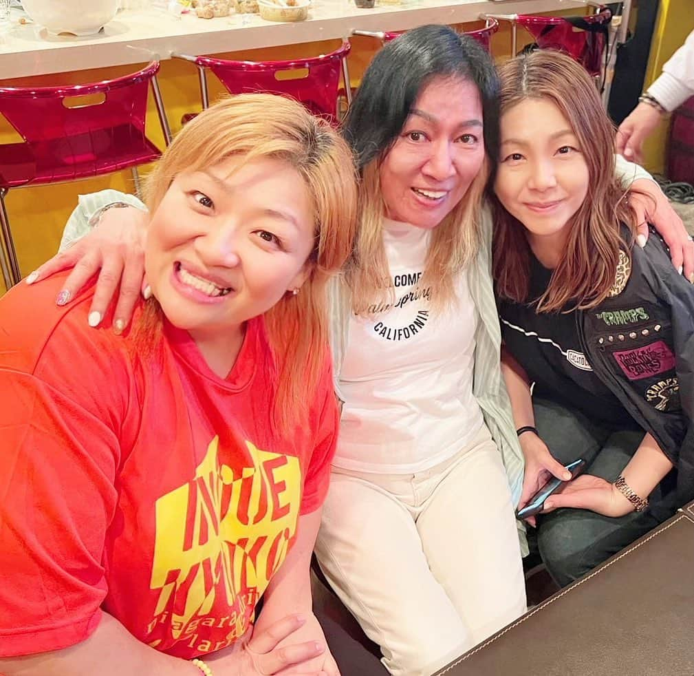 井上貴子さんのインスタグラム写真 - (井上貴子Instagram)「女子プロレスを 0から教えてくれたのは ジャガー横田コーチ  プロレスファンになったきっかけは ジャガーさんの髪切りデスマッチの リベンジ特訓中の風景をTVで観て 応援しなきゃ！って大ファンになった  その後は立野記代選手に憧れて 自分がやる側になろうと決めた  そして同じ名字で オーディションに合格して 入寮して プロテスト合格して デビューして  35年経つんですね  それでも 教え子と言ってくれるジャガーさん ホントに大好きです  Happyで^ ^  プロフィール画面に記載のURLより 通販サイト「神取屋」に飛べます^ ^  #井上貴子  #LLPWX #大谷くんがんばれ #女子プロレス #デビュー35周年 #ジャガー横田 #井上京子 #井上京子選手のお店あかゆ #コーチ #教え子 #べにおとひおんのインスタ見てね #haoming #https://www.youtube.com/c/takacoinoue  #cacatocacat #LLPWX通販サイト神取屋 #感謝」6月3日 0時38分 - takaco_inoue