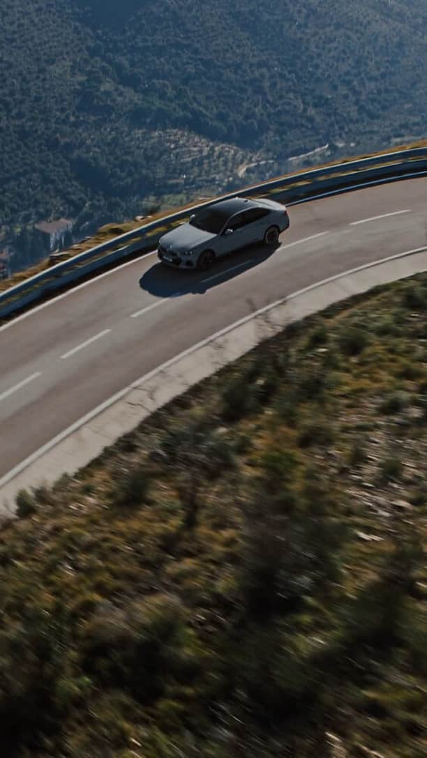 BMWのインスタグラム：「Turning corners as well as heads.   THE NEW BMW i5.  #THENEWi5 #THEi5 #BMW #BMWi #BornElectric #BMWElectric __ BMW i5 eDrive40​*: Combined power consumption: 18.9–15.9 kWh/100 km. Combined CO2 emissions: 0 g/km. Electric range: 497–582 kilometers. All data according to WLTP. * Preliminary data; no homologation figures available yet. Further info: www.bmw.com/disclaimer」