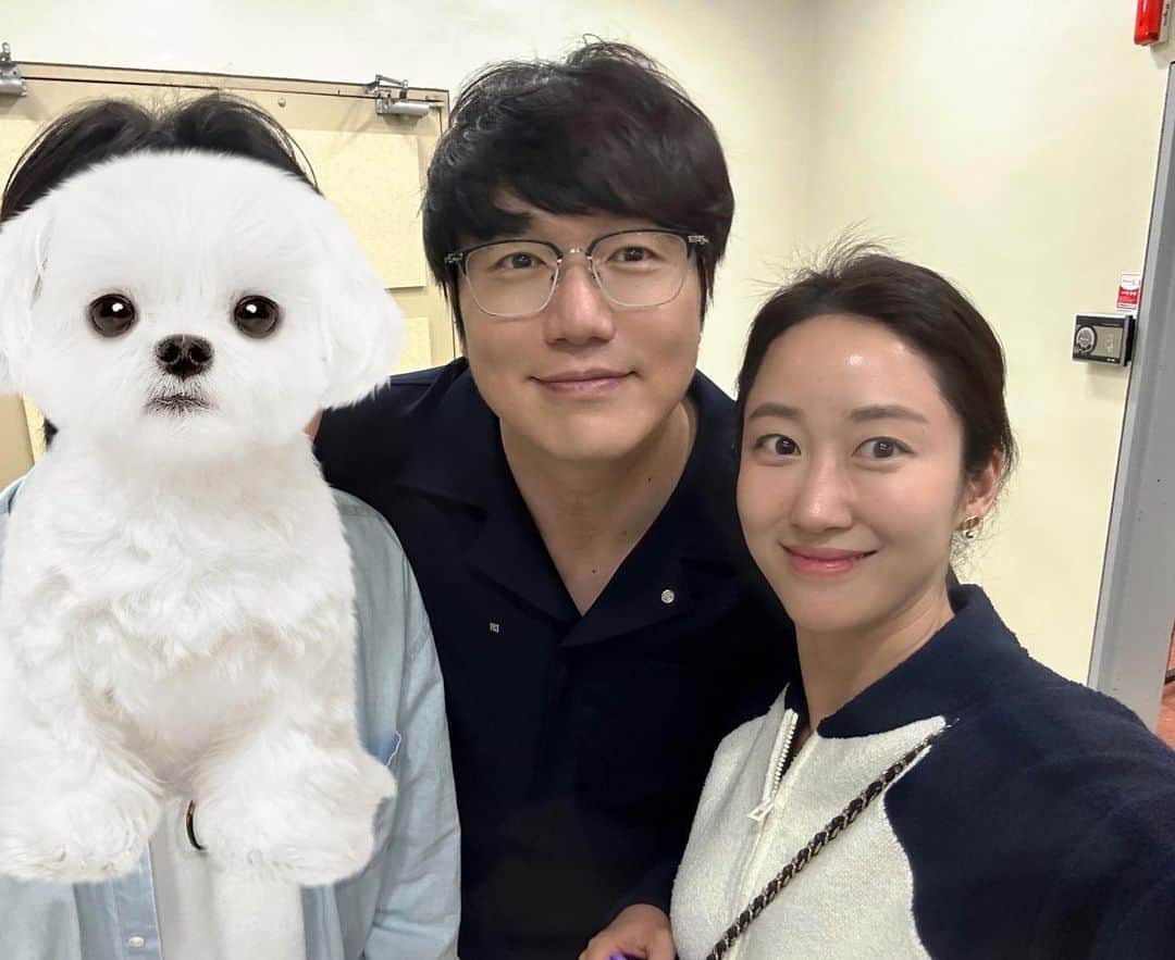 チョン・ヘビンのインスタグラム：「광클릭 한 보람🩵💚 왜 시경오빠는 갈수록 더 멋져지고 멋져지고 멋져지나요💛 옆에 델꼬 온 강아지가 나보다 더 좋아했던 #성시경축가  열번째 라는데 백번째 해도 가고싶은 들으면 들을수록 더 좋고 시간이 지날 수록 더 마음에 자리잡는 … 멋진 노래들 계속 많이 불러주세요🥹 올 해 선 보인다는 신곡도 기대😊  나의 최 애는 #두사람」