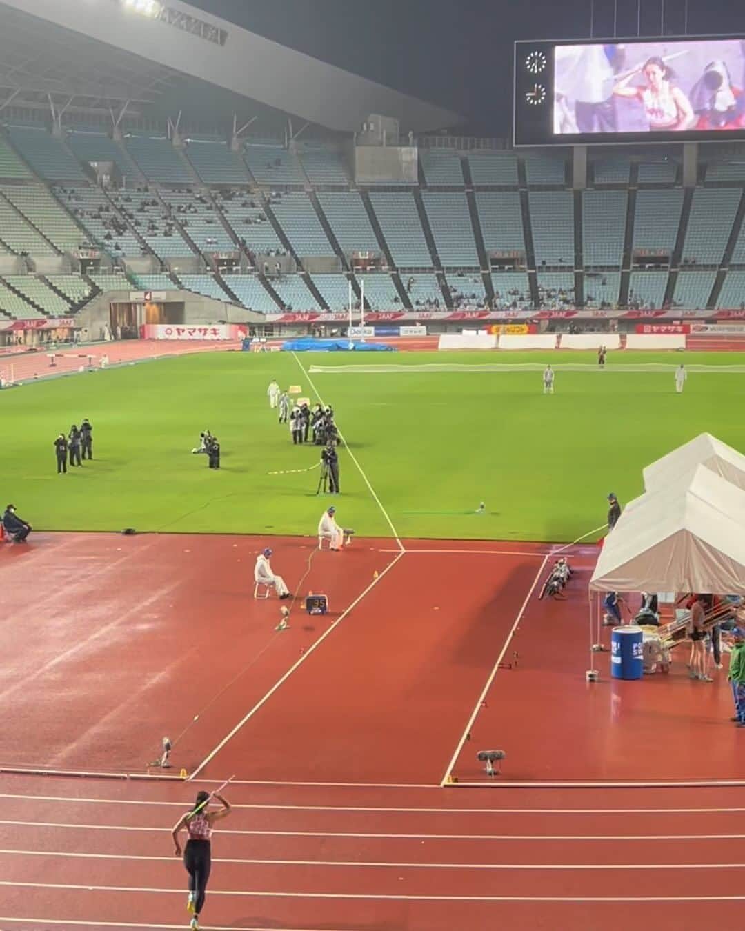 佐藤友佳のインスタグラム：「日本選手権 : 57.22m 5位 大雨の中☔️たくさんの応援ありがとうございました！ ここ数年、技術的にも身体の調子的にもアップダウン激しすぎて何回も心が折れそうになったけど...色んな人の支えがあって、暖かい言葉があってこの場に立ててるな...と感じた試合でした。 記録的にはまだまだですが、手応えがあった試合だったので次の試合(6/7 JYVÄSKYLÄ MOTONET GP)でちゃんとした投げができるよう頑張ります！今後とも応援よろしくお願いします😌」
