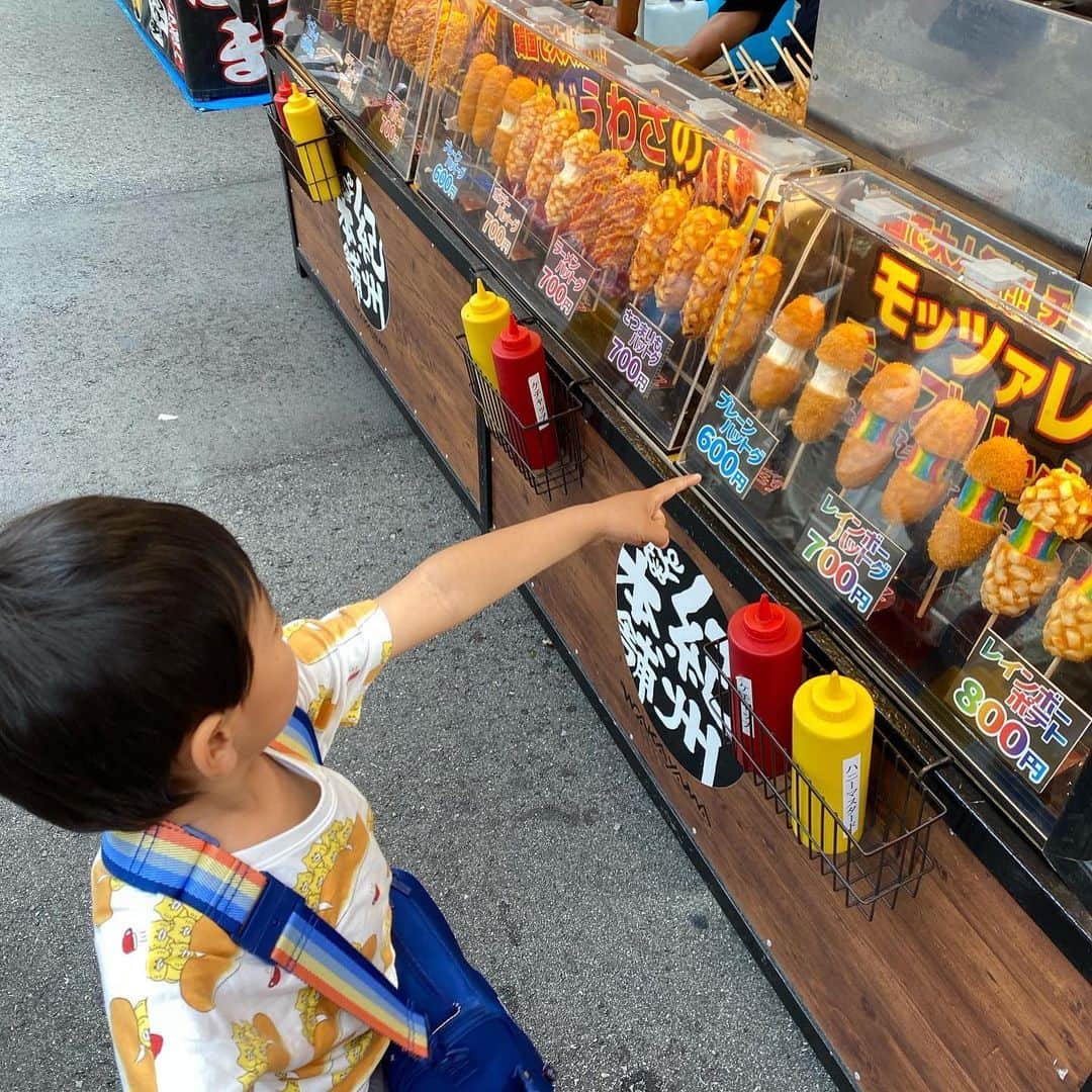 大西蘭さんのインスタグラム写真 - (大西蘭Instagram)「《富山市》 日本海側最大級の露店が集まる山王祭に行ってきました！  なんと露店は約５００店だそう👀  山王祭は、富山市中心部にある日枝神社の春季例大祭で、 今年４年ぶりに大規模で開催されたそう。  息子は最初、初めて見る露店に目を丸くしていましたが、慣れてくると、あれやりたい！これ食べたい！と見るもの全てが珍しく、興味をそそられるようでした😆  私も子どもの頃は毎年来ていたお祭りなので懐かしく、 お祭り独特の雰囲気が子どもにはたまらなくワクワクしたなぁーと思い出しながら歩きました☺️  露店の他にもグランドプラザにはキッチンカーが出ていたり、ソウガワベースでも出店があったりと、街全体で盛り上げてくれていて、活気があって楽しかったです♬  余談ですが ソウガワベースで出店されていた、富山市呉羽のお寿司屋さん『金龍』のます寿司が美味しすぎてビックリしました🤩 あまりにも美味しいので、家族へお土産に購入したくらい😆 マスに脂がのってて、驚くほど肉厚で、酢が強すぎなくて、本当に美味しかった😋 防腐剤も一切使ってなくて、１つ１つ手作業のこだわりだそう。 これは絶対にまた食べたい！ ます寿司好きの方、チェックしてみてください⬇️ @kinryu1980」6月3日 0時45分 - onishiran