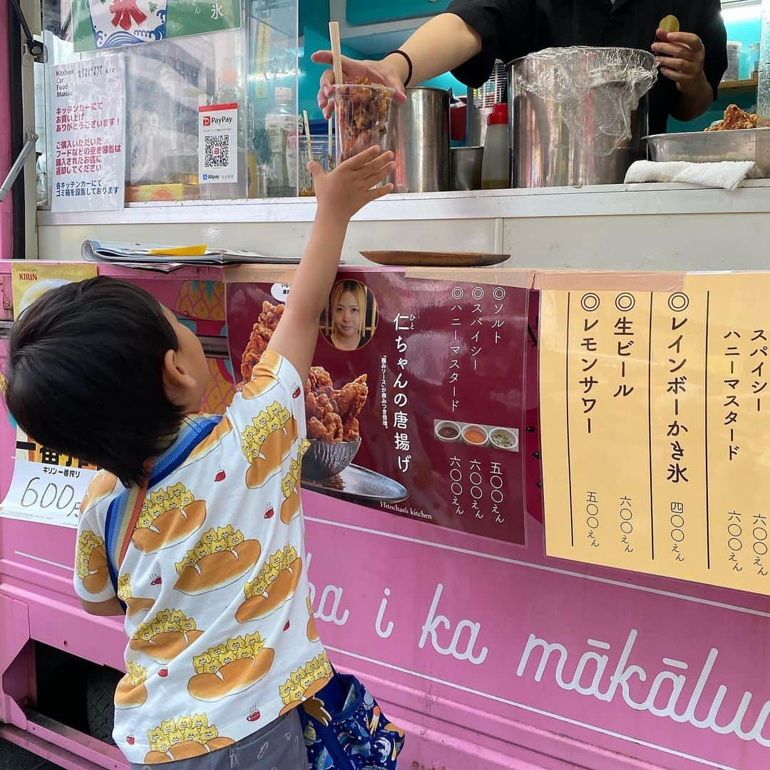 大西蘭さんのインスタグラム写真 - (大西蘭Instagram)「《富山市》 日本海側最大級の露店が集まる山王祭に行ってきました！  なんと露店は約５００店だそう👀  山王祭は、富山市中心部にある日枝神社の春季例大祭で、 今年４年ぶりに大規模で開催されたそう。  息子は最初、初めて見る露店に目を丸くしていましたが、慣れてくると、あれやりたい！これ食べたい！と見るもの全てが珍しく、興味をそそられるようでした😆  私も子どもの頃は毎年来ていたお祭りなので懐かしく、 お祭り独特の雰囲気が子どもにはたまらなくワクワクしたなぁーと思い出しながら歩きました☺️  露店の他にもグランドプラザにはキッチンカーが出ていたり、ソウガワベースでも出店があったりと、街全体で盛り上げてくれていて、活気があって楽しかったです♬  余談ですが ソウガワベースで出店されていた、富山市呉羽のお寿司屋さん『金龍』のます寿司が美味しすぎてビックリしました🤩 あまりにも美味しいので、家族へお土産に購入したくらい😆 マスに脂がのってて、驚くほど肉厚で、酢が強すぎなくて、本当に美味しかった😋 防腐剤も一切使ってなくて、１つ１つ手作業のこだわりだそう。 これは絶対にまた食べたい！ ます寿司好きの方、チェックしてみてください⬇️ @kinryu1980」6月3日 0時45分 - onishiran