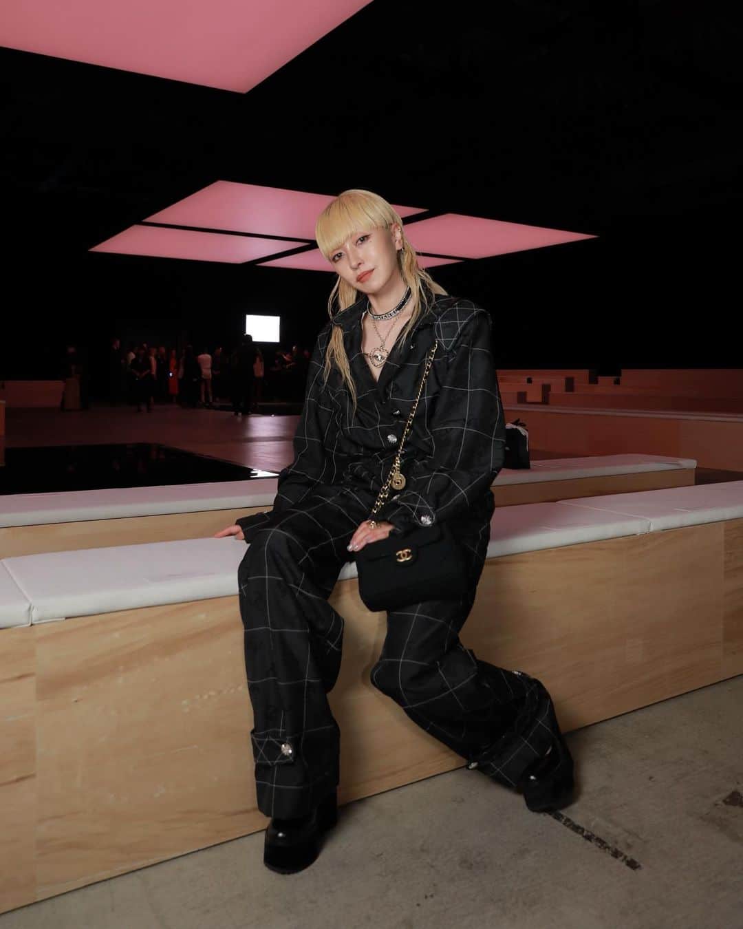 PELIのインスタグラム：「CHANEL NIGHT IN TOKYO 🖤  ダカールで行われたメティエダールコレクションが東京に。  ショー後のアフターパーティーでDJを控えていたので、朝から目眩がするほど緊張してたけど、ショーが始まると、それさえも忘れる程に美しかったです。 職人の技が詰まった愛の溢れるアイテムをこんなに沢山見れてとても幸せでした！  お洋服はココマークのジャガードジャンプスーツと、💘のネックレスとロゴチョーカー、、、かわいすぎた🥹🖤🖤🖤  photo @wataru__fukaya 🖤  #CHANEL #CHANELMetiersdArt #CHANELinTokyo」