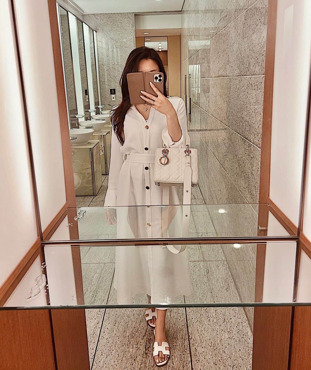 菅原里奈のインスタグラム：「今日の服🤳🤍  #ホワイトコーデ #ワンピースコーデ」