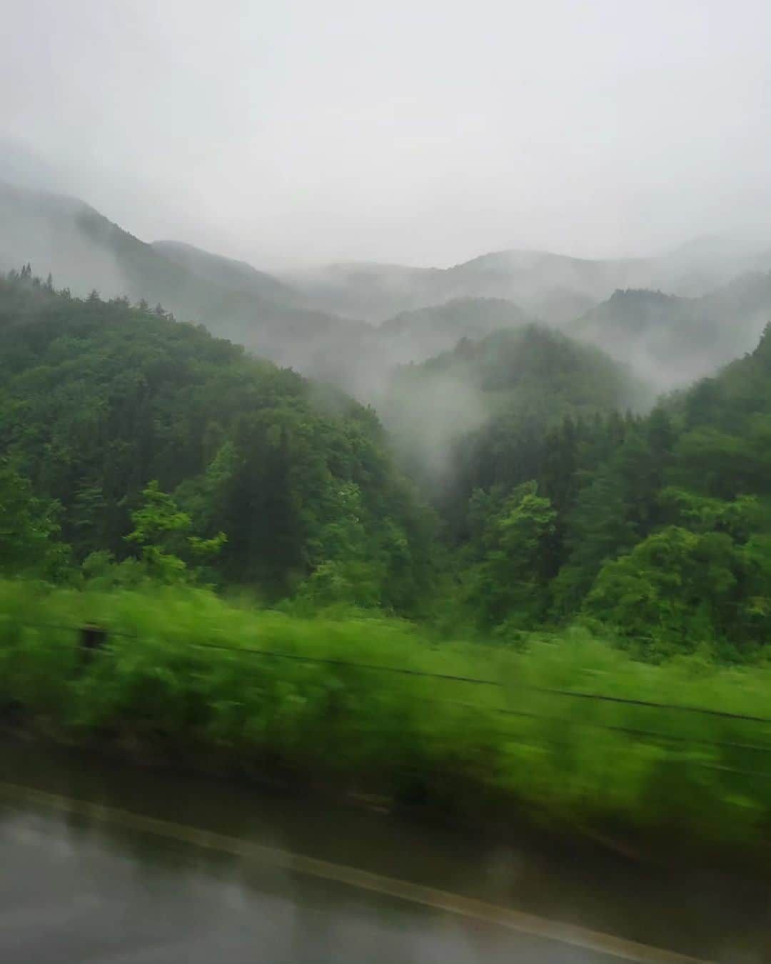 音無美紀子さんのインスタグラム写真 - (音無美紀子Instagram)「台風の影響で、ここ長野県もあちらこちら大雨警報が出ていましたが、我らは上田のホテルからマイクロバスで一路北アルプスは大町市文化会館まで２時間のドライブ。 #風を打つ、 今回の長野県演劇鑑賞会の巡業の最終日となりました。 どこの会場でも、温かく迎えてくださって、客席から熱いご声援を頂きました。 本当に感謝でいっぱいです。 朝採れたての新玉ねぎが楽屋 に届いていて、みんなでオニオンスライスで頂きました。 甘い甘い甘い‼️ 美味しかった👍👍👍 明日、全員一旦東京に戻ります。 5日は６時半開演 6日は１時開演 横浜関内ホール大ホール こちらは一般のお客様もご覧頂けるようです。 #横浜演劇鑑賞協会　 045-227-5535までお問い合わせ下さい。」6月3日 0時52分 - mikikootonashi