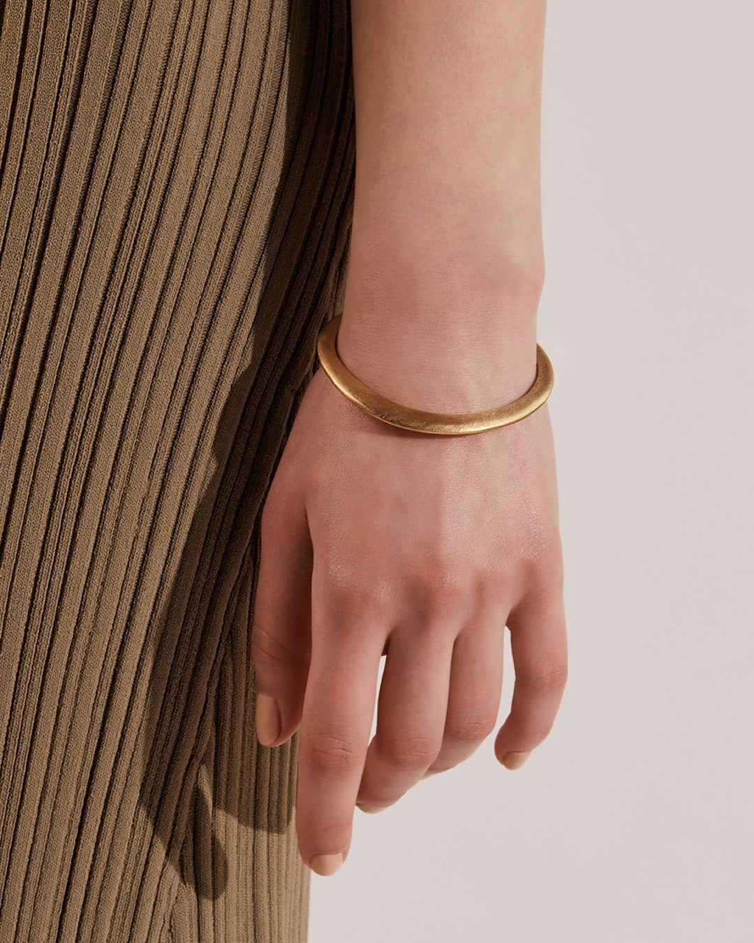 シェイスビーのインスタグラム：「Effortless and sculptural Crescent Cuff in 14k gold」