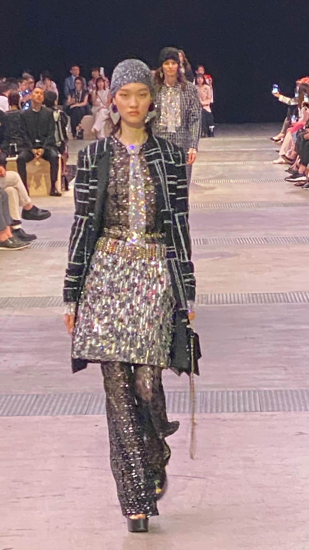 MICHIRUのインスタグラム：「. CHANEL 2022/23 Métiers d'Art show in Tokyo✨  こうしてCHANELのshowが東京で開催され、国内外のセレブリティが来場しているのを見て世界が動き出しているエネルギーを久しぶりに感じました✨  職人による細かい手作業による芸術的なCHANELのコレクション。 ひと針に込められた想い、歴史。 ルックはウェアラブルでフレッシュ、70sムードのカラフルなツイードやビーズ、スパンコールなど素敵なスタイリングがたくさん。 素晴らしいクリエイションでした❤️ ギタリストのIchikaさん、Nixのヴォーカル、Dimitriの振付けの ダンスパフォーマンスなど 仕事でコレクションを見れる貴重な機会をいただき本当に感謝です🙏  Thank you @chanelofficial ✨  #chanelmetiersdart  #chanelintokyo  #chanelshow #メティエダール #IchikaNito #菊池亮太 #NIX @Ichika_Mo @NixOfficial」