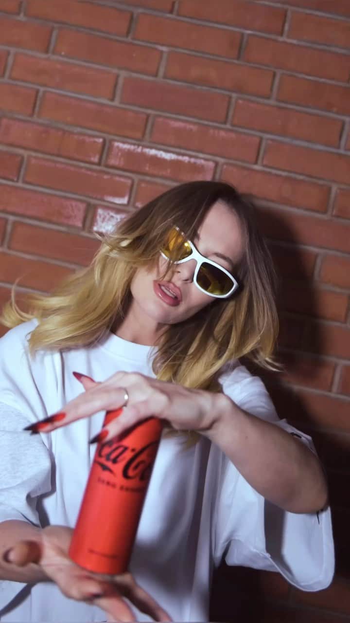 Delia Matacheのインスタグラム：「Zero inhibiții😛   👉 #TakeATaste #BestCokeEver #gustulcaretefura #CokeZero」