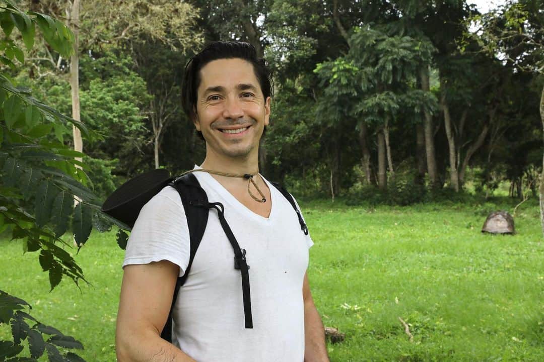 ケイト・ボスワースのインスタグラム：「Ever since we met, I have heard you say two words, many, many times: Galápagos Islands. I know from your mother that, as a little boy, you used to study images in books from a land far, far away… and you would dream of visiting that place one day: one of tortoises and iguanas and sea lions and penguins. Colors of sea life that make up underwater rainbows, and countless star fish lining the ocean floor, a marine constellation.   Watching you experience your childhood dream these last few weeks has been the greatest honor Hansee 💛🐢🇪🇨 Our world is better and brighter for your endless curiosity, your willingness and drive to seek and explore, your profound empathy for our planet’s creatures, your shining exuberance for life, and your deep, deep ability to love. Every morning I am filled with excitement to open my eyes because I know they will greet my favorite smile and every evening, I fight sleep because I never want to leave you and the joy we experience in the day, even to the dream world :) ✨ To know you is to love you Justin Jakob. You are my Christopher Robin forever. You make life better. You make me better. HAPPY BIRTHDAY @justinlong 🎂🌻🎈!!! *and don’t worry, you may have ticked off a top bucket list experience, but please trust, we’re just getting started on this big, beautiful adventure. I love you 🌍 xo」