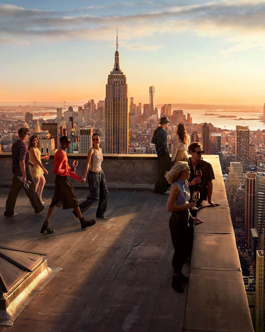 Moët & Chandon Officialのインスタグラム：「Above the world, with the city at your fingertips. We invite you to sip the grandeur of the horizon. ⁣ ⁣ #ToastWithMoet #MoetChandon ⁣ ⁣ This material is not intended to be viewed by persons⁣ under the legal alcohol drinking age or in countries⁣ with restrictions on advertising on alcoholic beverages.⁣ ENJOY MOËT RESPONSIBLY.」
