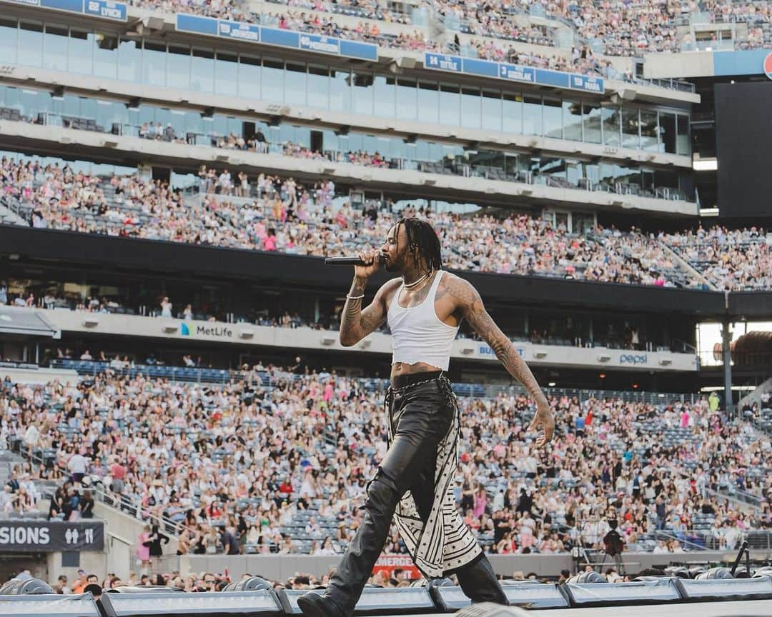 クリス・オドネルのインスタグラム：「can’t believe I get to do it all over again… see you TONIGHT and TOMORROW Chicago !! 🌹🌹🌹🌹🌹🌹🌹 #tstheerastour」