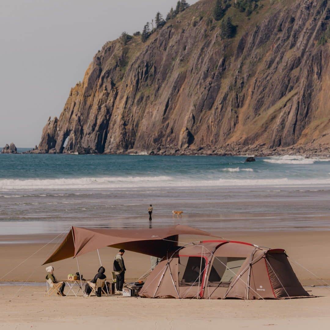 のインスタグラム：「Watching the waves and appreciating the refreshing ocean breeze.」
