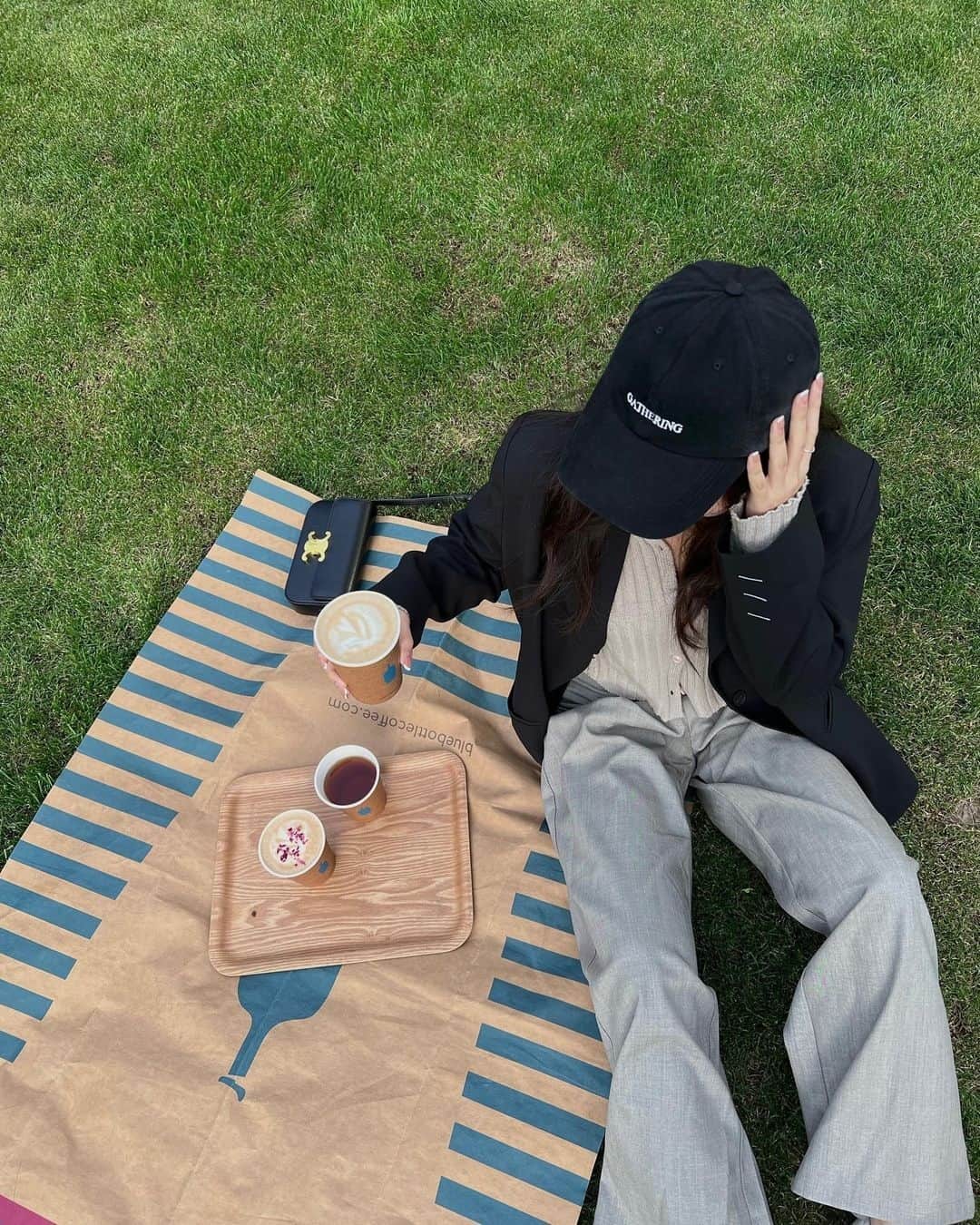 Blue Bottle Coffeeのインスタグラム：「It’s looking like it’s time to take your coffee outside! Which is your favorite Blue Bottle cafe for enjoying your drink out in the sun? ⁠ ⁠  📸: @azchou」