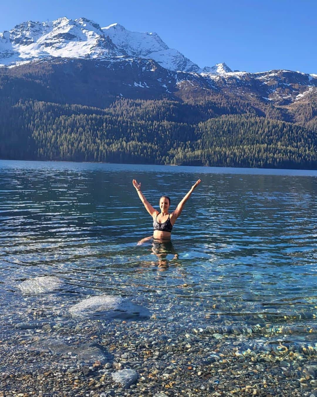 サラ・マイアーのインスタグラム：「Pretending it‘s summer also in the mountains 😂🥶🏔   #engadin #silvaplana #almostsummer」