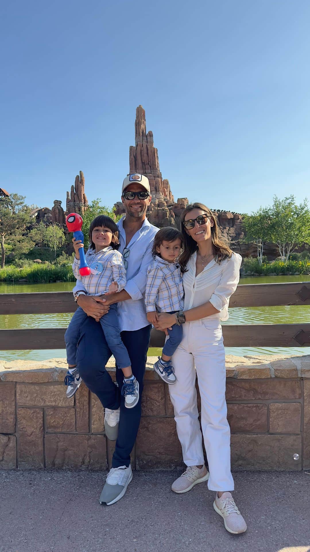 フェルナンド・ベルダスコのインスタグラム：「Cuánto nos hemos reído en este viaje. Recuerdos para siempre! ♥️♥️♥️  @disneydestinos #disneylandparis30」