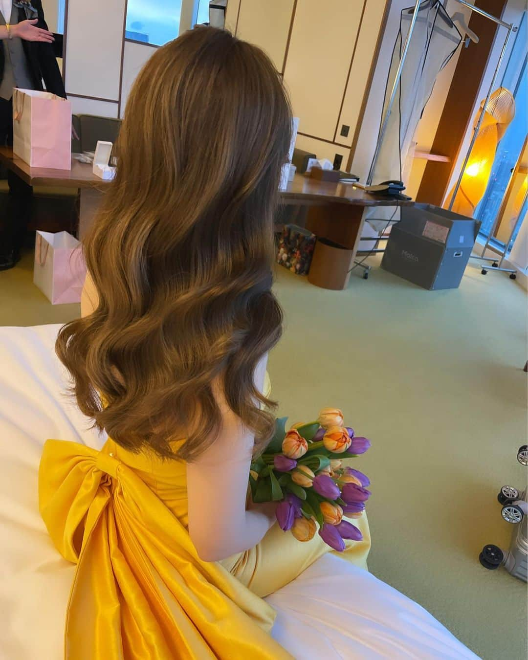 野口忍 hair make upさんのインスタグラム写真 - (野口忍 hair make upInstagram)「ブライダルメンテナンスで 髪色、髪質からしっかりとサポート させて頂きました🫧  お洒落なお2人に お会いできて 本当に光栄でした✨ 改めておめでとうございました🎉  @atren.deu.salon　 @atren.deu.wedding @satomi_hairmake @atren_deu_homme  ･･─･･─･･─･･─･･─･ #ブライダルメンテナンス #結婚式#前撮り#後撮り  ･･─･･─･･─･･─･･─･ ◽️ブライダルメンテナンス𝐌𝐄𝐍𝐔  ☑︎𝒃𝒓𝒊𝒅𝒂𝒍 𝒗𝒆𝒊𝒍 𝒄𝒐𝒍𝒐𝒓 　 透明感を出したい花嫁様は 【𝒃𝒓𝒊𝒅𝒂𝒍 𝒘 𝒄𝒐𝒍𝒐𝒓 】 透明感&立体感を出したい花嫁様は 【𝒃𝒓𝒊𝒅𝒂𝒍 𝒉𝒊𝒈𝒉𝒍𝒊𝒈𝒉𝒕 𝒄𝒐𝒍𝒐𝒓】  こちらで予約お願い致します。 　 ☑︎𝒃𝒓𝒊𝒅𝒂𝒍 𝒄𝒖𝒕  華やかなポニーテール、ハーフアップ、上品で洗練されたダウンスタイルをご希望の花嫁様。 モダンでタキシードに合わせたフォーマル、スタイリッシュなメンズヘアご希望の新郎様。  ☑︎𝒃𝒓𝒊𝒅𝒂𝒍 𝒕𝒓𝒆𝒂𝒕𝒎𝒆𝒏𝒕 　 ・ブライダルトリートメント ・ブライダル髪質改善トリートメント  　 ◽️使用スタイリング剤 　 【𝑨𝑻𝑹𝑬𝑵 𝑫𝑬𝑼 𝑺𝑯𝑨𝑴𝑷𝑶𝑶】  キューティクルを整え艶感を保つブライダルシャンプー  シャンプーのご購入はトップページより 　 ◽️サロンのご予約はこちらから @atren.deu.salon　 初めての方も是非一度ご相談下さい✨ ご予約大変埋まりやすいのでお早めにお願いします✨ 　  #花嫁美容#花嫁ヘアスタイル#結婚式#ブライダルヘアメイク#式場見学#二次会#ブーケ#お色直しヘア#外注ヘアメイク#持ち込みヘアメイク#ドレス迷子#プロポーズ#結婚指輪#パレス花嫁#東京會舘花嫁」6月3日 1時09分 - shinobunbunmaru_atren_deu