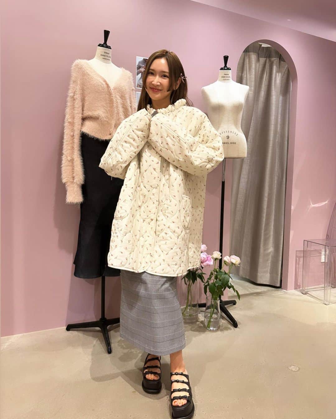 簑島三佳のインスタグラム：「展示会三日間 ご来場いただいた皆様誠にありがとうございます✨  沢山の方に来ていただけて本当に嬉しかった！！  久しぶりに会えたさえちゃんは相変わらず発光していて眩しかった  見た目だけじゃなく、仕事や生活が全て人や地球や動物の為で、会うと毎回感銘をうけます  いつもインスタライブでモデルとして登場してくれるまりこちゃんは今回展示会モデルをお願いしたんだけど接客まで上手くて  しょうこちゃんは二日間遊びに来てくれて、いつもハニーを応援してくれてる ありがと♡  そして毎回展示会に来てくれる皆様には感謝してもしきれないです！！  スタッフはみんな止まることなく動いてくれて、 怒涛の３日間をこなしてくれて本当にありがとう✨  次は大阪POP UP STOREへ6/9.10.11と行きます！  大阪の皆様絶対来てね！！  予約受注会に来てくださる皆様、 足元悪い中本当にありがとうございます  明日は晴れるみたいで良かった！  明日も心よりお待ちしております🙏✨  #感謝 @honeymihoney_official  #HONEYMIHONEY @maison.ellie_official  #MAISONELLIE」
