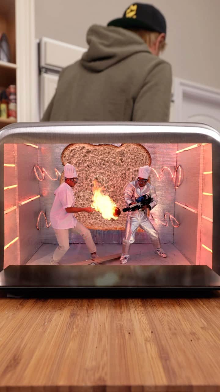 ザック・キングのインスタグラム：「What really happens inside your toaster @nick.digiovanni」