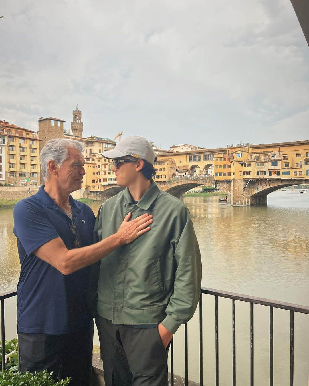 ピアース・ブロスナンさんのインスタグラム写真 - (ピアース・ブロスナンInstagram)「Papa and Paris, Florence, Ponte Vecchio.」6月3日 1時25分 - piercebrosnanofficial