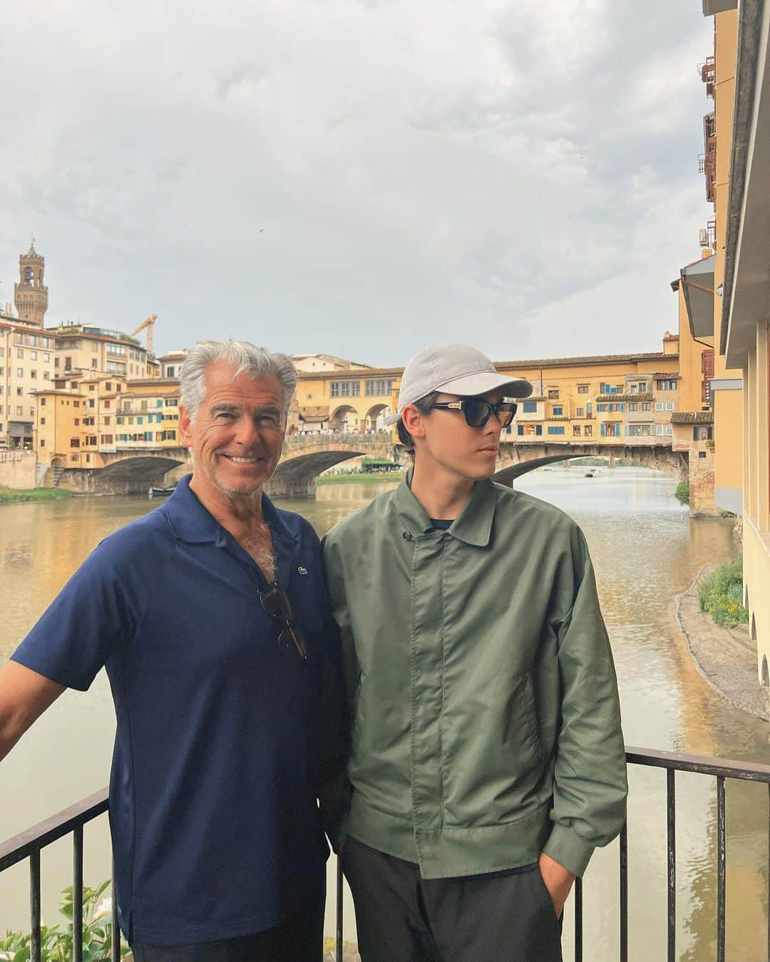 ピアース・ブロスナンのインスタグラム：「Papa and Paris, Florence, Ponte Vecchio.」