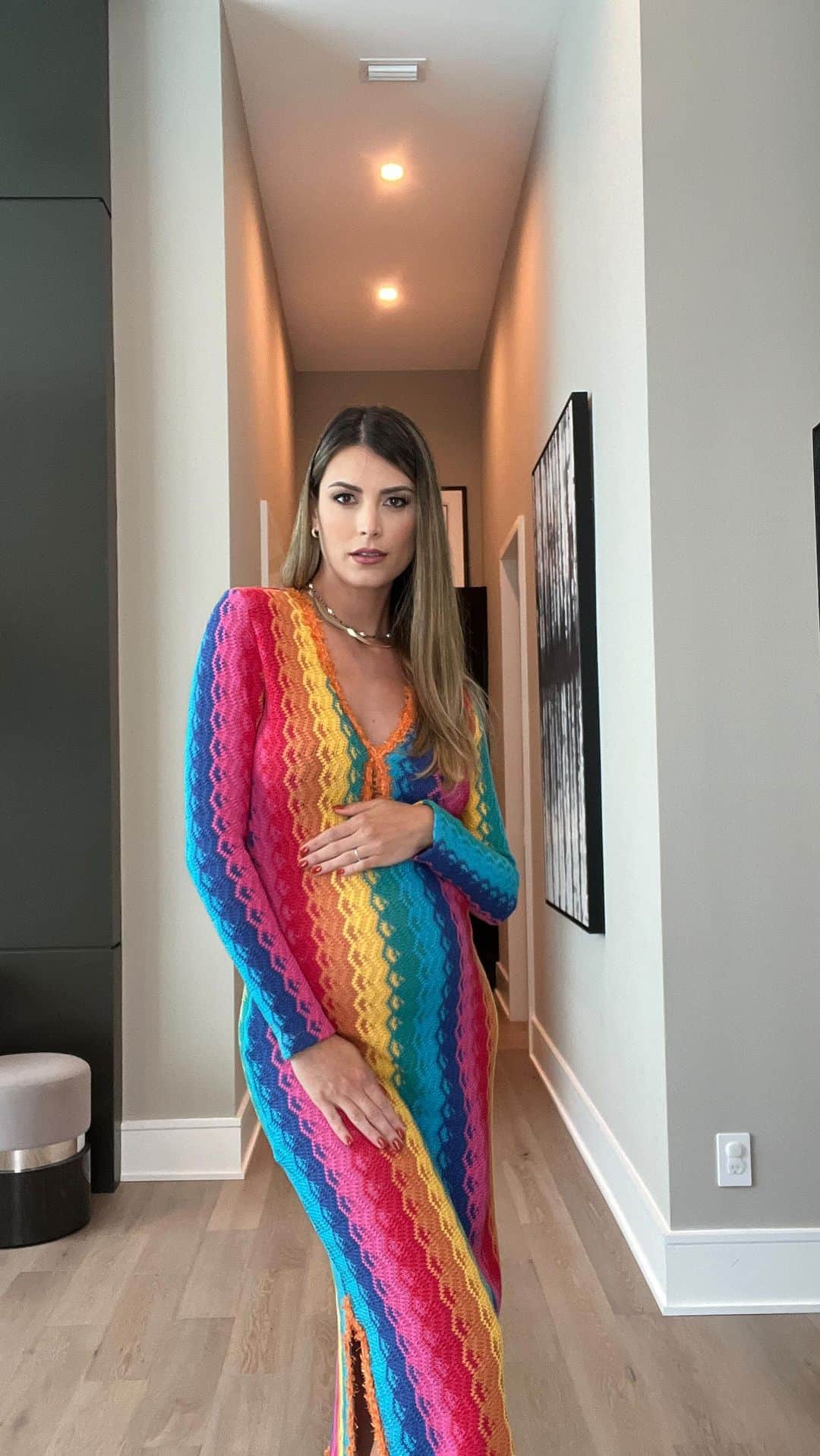 ステファニア・フェルナンデスのインスタグラム：「Saliendo de mi zona de confort 😊👇🏻  ¿Con cuál opción te quedas?   A. Sandalias bajitas B. Sandalias tacón bajas」