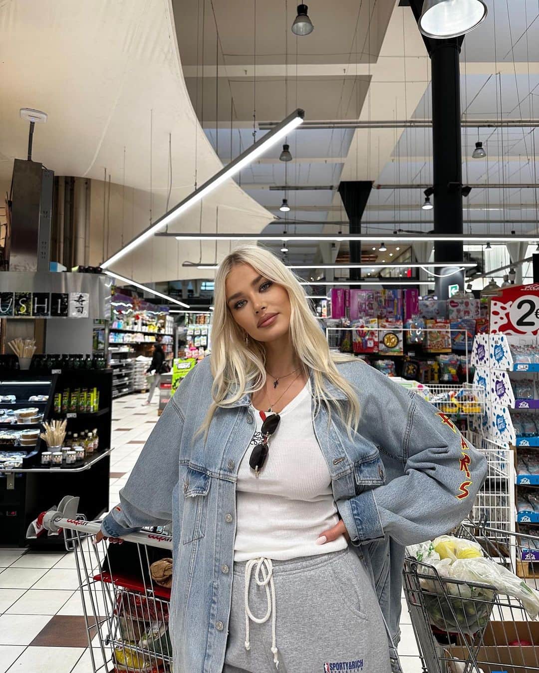ソフィア・ミロシェヴィッチのインスタグラム：「do u like getting groceries?」
