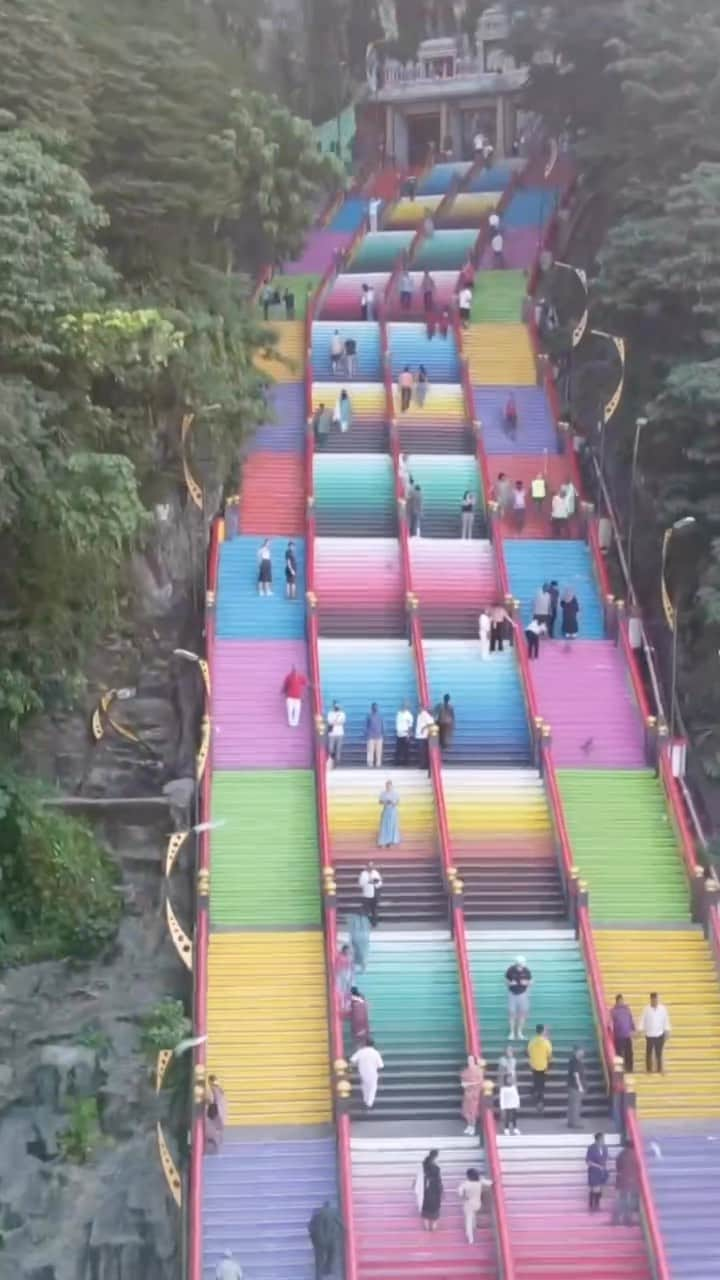 アリサ・ラモスのインスタグラム：「Finally made it to Batu Caves in Malaysia but clearly not early enough, as it was already pretty crowded by 9am!  All good though, I really love when everyone stops, crowds around, and watches when I fly Dronita…the anxiety and curious faces in my videos are just super fun 🤪😂 (all sarcasm).  So I don’t have a vid here with no people bc I was on a strategic plan to go here then go straight to the airport.  Also, with IG’s crappy algorithms, I don’t feel so inclined these days to push myself to get up at the crack of dawn for people-free photos since it doesn’t show my posts to most of my audience anyway 😂  Anyway, I easily got a ride share for like $10 from Kuala Lumpur, and it’s only about an hour away. Then it’s about 1.5 hours to the airport!   Full details and more pics on my blog, including a 2 day long layover itinerary! Link in bio, plz click it 😬  Anyone else’s mindset change lately about over-achieving to get the perfect pics/vids?  I still love it bc it’s my passion but I’m also kind of enjoying feeling way less pressure to be perfect!  #batucaves #kualalumpur #malaysia #mylifesatravelmovie #girlswhodrone #womenwhodrone #dronevideo #djimavicmini #solofemaletraveler #solotravel」