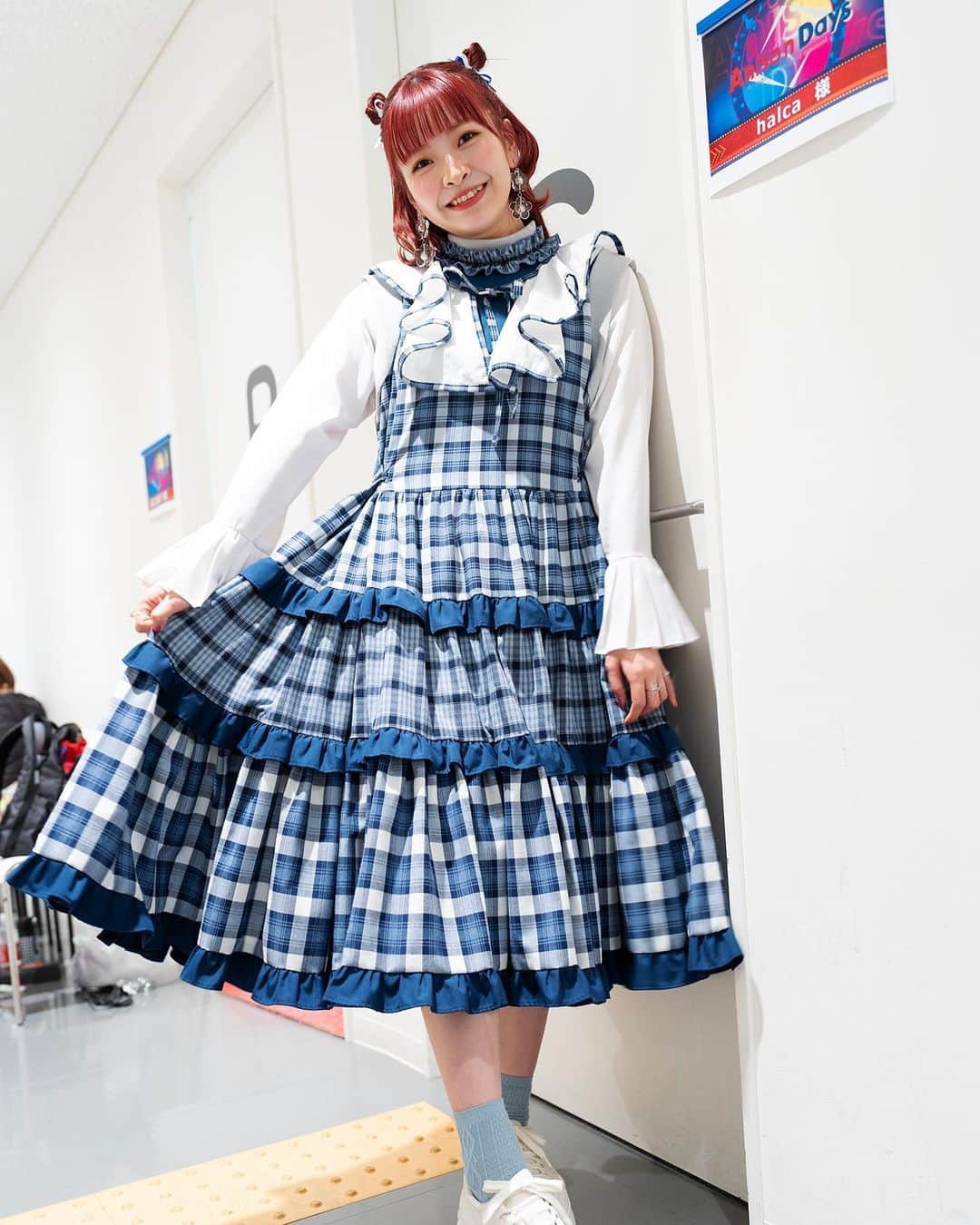 のインスタグラム：「Anison Days のときの ブルーチェックのワンピース👗💙🩵💙🩵 futO.9e さんのお洋服です！✨ ⁡ ひとつで何通りもの着方ができるお洋服が たくさんあってめちゃ魅力的でした！💭 スタイリッシュなものから古着っぽいものまで 幅広く楽しめそうです！✨ ⁡ このワンピースは よく見るとチェックの柄がちがって素敵٩(*>▽<*)۶ ⁡ ⁡ 収録では カバーは little by little さんの 「悲しみをやさしさに」 自分の曲は 「ロマンティックマニフェスト」を歌いました！ ⁡ 「ロマンティックマニフェスト」に合わせて しっくりときたガーリーな衣装を選んでみました♡ めっちゃピッタリだったあ(๑°ㅁ°๑)!!✧ ⁡ かわいらしいお洋服を着てのパフォーマンスだからこそ そこで生まれるギャップに「悲しみをやさしさに」の 意志の強さみたいなものも感じ取ってもらえていたら うれしいです🥰💙🩵 ⁡ 以前の放送はありがたいことにダイジェスト回に 選んでいただけたおかげで再び観ることができたので 今回の収録もまたどこかで皆さんに観てもらえる チャンスがあるといいな♪ ⁡ ⁡ また Anison Days に出演できますように٩(*>▽<*)۶ がんばるぞー！✨ ⁡ #halca #はるっくぶっく #halookbook #AnisonDays」