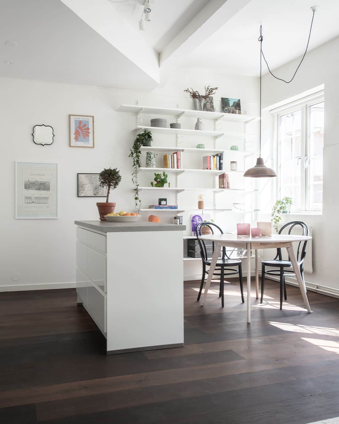 Bjurforsのインスタグラム：「Bjurfors Century presenterar ett unikt hem med NYC-känsla i ståtliga Kungshöjd 💞 I det charmiga huset som från början inhyste en kartongfabrik finns en alldeles speciell atmosfär. Här möts du av en imponerande rymd och fyra stora spröjsade fönster som omfamnar bostaden med ett fantastiskt ljus.  Lasarettsgatan 6 | 1,5 ROK. Foto: @mariasahlander   #bjurforscentury #bjurforsgöteborgcity #mäklareemeliekronberg #sekelskifte #turnofthecentury #kungshöjd #rappgo #rappgogolv #danishpastel #pastelinterior #pastelcolor #öppenplanlösning #openfloorplan #tavelvägg #hyllplan #shelfie #sovalkov #studioapartment #spröjsadefönser #fönsterspröjs」