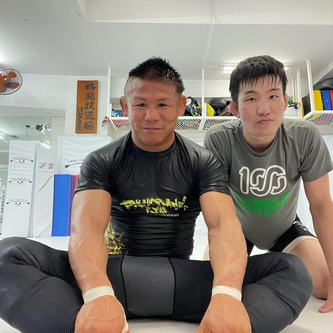 北岡悟のインスタグラム：「5/30(火)昼のグラップリングスパー、木村裕斗さん欠場により、大谷君とマンツーマン練習でした🫱🏽‍🫲🏼 練習前後、技術談議だけでなく真面目なお話も出来て、だいぶよき時間でした！！ 大谷君と知り合って早七年。 お互い沢山スッ転んで、けっこうな痛い目を見ながらそれでも兎に角やって来ました。 だけど、だからこそ、お互い勝負はこれからです！！！ 世界中の誰もが認めなくても、本人がこれからって言ったらこれからです。 永遠は無いけれども、永遠が無いからこそ、このチャレンジの繰り返し、一つ一つのチャレンジを大切にして、おもいっきり生きて行く、一度しかない人生だから💫 #北岡悟 #大谷啓元 #パンクラスイズム横浜」
