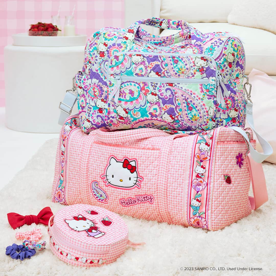ヴェラブラッドリーのインスタグラム：「Where 'ya headed this weekend? If fun and friendship await — pack your essentials in these! Tap to shop!  #VeraBradley #pattern #HelloKitty」