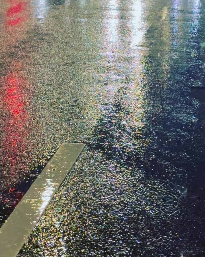 風間ゆみえのインスタグラム：「雨きらきらしてきれいね。  雨にあったら雨に心を寄せて、 自然の営みに耳をすませ  天から地に降り注ぐ、下降のエネルギーでグラウディングを  オーバーヒートしている脳を休めましょう  @roomys.official  #SENSEOFSEASON #梅雨の過ごし方 #梅雨に必要なケア #梅雨に身体をdetox #梅雨にお部屋の拭き掃除を」