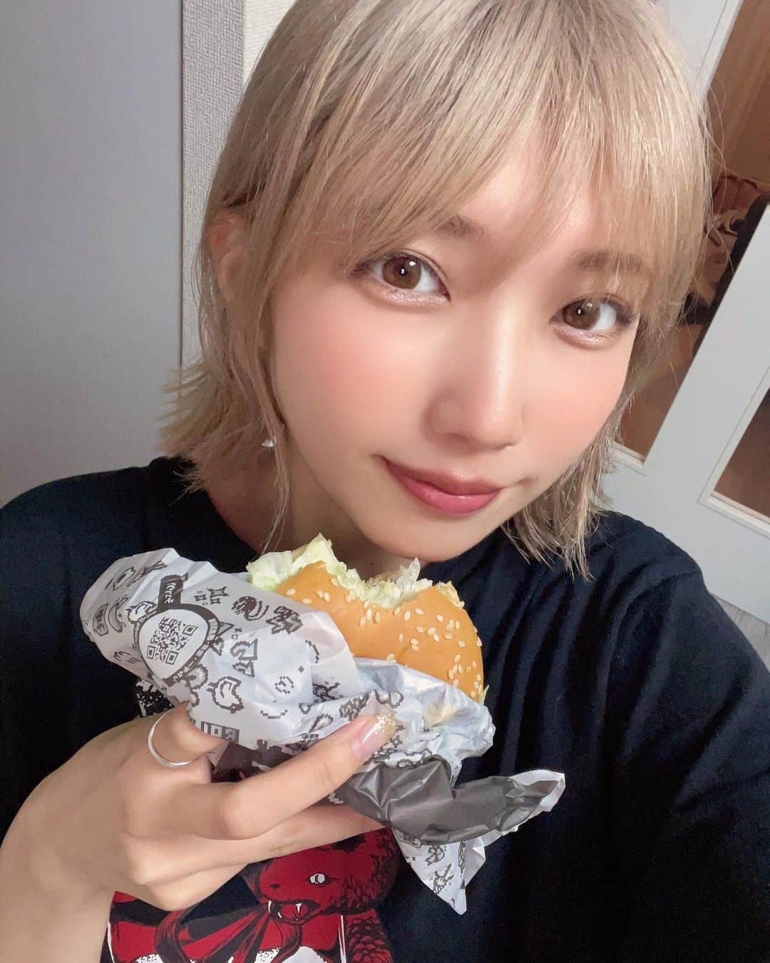 霜月めあのインスタグラム：「やっと！復刻マック！たべた！🫶 . . .  #霜月めあ #めあめあ #model #sexy #selfie #animegirl #셀카 #셀스타그램 #패션스타그램 #데일리 #asiangirl #cosplay #좋아　 #follow #like #tokyo #ootd #自撮り界隈 #自撮り女子 #sexybody #love #맞팔 #tagsforlikes #japanesegirl #女孩 #发#爱 #instadaily #グラビア #日系穿搭」