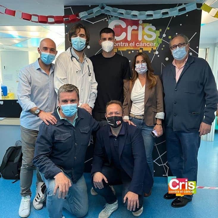 アルバロ・モラタのインスタグラム：「He tenido el privilegio de conocer la Fundación @criscontracancer y visitar su Unidad CRIS contra el cáncer infantil en el Hospital de La Paz, donde desarrollan nuevas terapias que salvan la vida de niños que están en recaída o no responden a los tratamientos convencionales. Aquí tienen una segunda oportunidad de vivir.  Su fuerza, su valentía y su sonrisa me han dejado sin palabras. Ahora más que nunca tengo claro que solo con la investigación podemos conseguir curar el cáncer. Por ello, desde mi fundación quiero participar activamente en esta causa.  Os animo a colaborar con CRIS contra el cáncer, que sin duda está salvando vidas de niños que no tendrían otra oportunidad de vivir. Estoy impresionado y emocionado por haber conocido este proyecto de la mano de Antonio Pérez, director, médico, pediatra e investigador incansable.  Todos somos necesarios.」