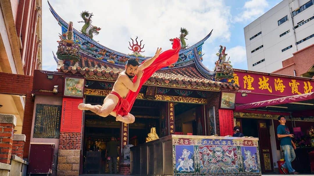 五十嵐結也のインスタグラム：「ふんどし日和　in 台湾🇹🇼  台北霞海城隍廟（Taipei Xia Hai City God Temple）  photo by 飯野高拓 @iino_dance_camera   ※お寺の方に許可を頂いて撮影しております。 IKU老師に繋げて頂きました。 @ikulaoshi   詳しい説明は、前の投稿を  #霞海城隍廟 #臺北 #台湾 #ふんどし日和 #ふんどしダンサー #ふんどし日和海外進出」