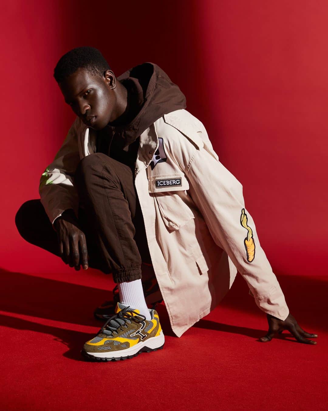 アイスバーグのインスタグラム：「Keeping things cosy and classic with ICEBERG Spring Summer 2023. Discover more in store and at iceberg.com  #iceberg1974 #iceberg #ss23 #looneytunes #looneytunescollection」