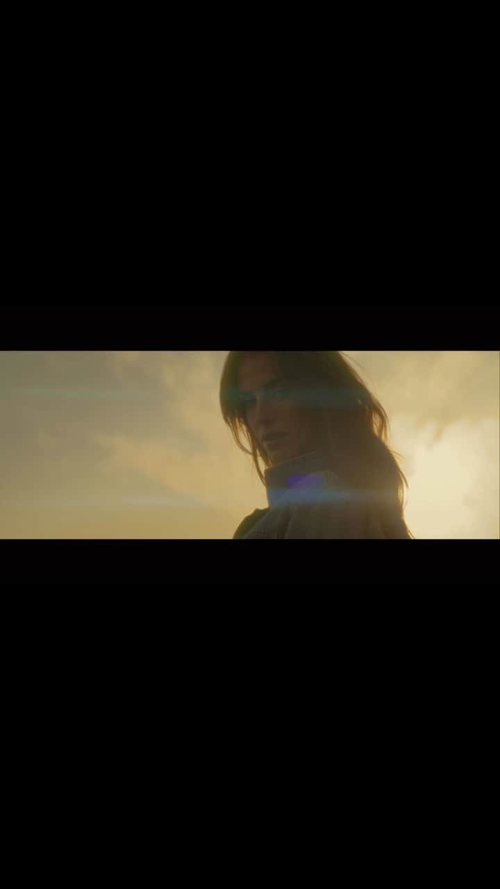 ジェシカ・ロウンズのインスタグラム：「‘Sad But I Don’t Care’ video is officially LIVE!!! 🎶 “Sad But I Don’t Care” is the first single from my “88” visual album. Available anywhere you stream music! Hope you love it as much as I do! 🥰😁  Director & Editor: Brock Newman Cinematographer: Tucker K Anderson Stylist: Paige Janavich Hair and Makeup: Carlen Jewelle Nail Artist: Zrinka Vuksan Bolancha Colorist: Cam McCutcheon Music producers: Aaron Edwards, Corey Walles Sound Mixing: Kyle Mangels Choreography: David Matthew Rodriguez 1st AC: Luke Jamison Gaffer/KG: Aaron Romo VFX: Anant Madhavan Special thanks: Mikaela Gauer, Modern Lala Land, Trevor Kimani, Lyrik Perez」