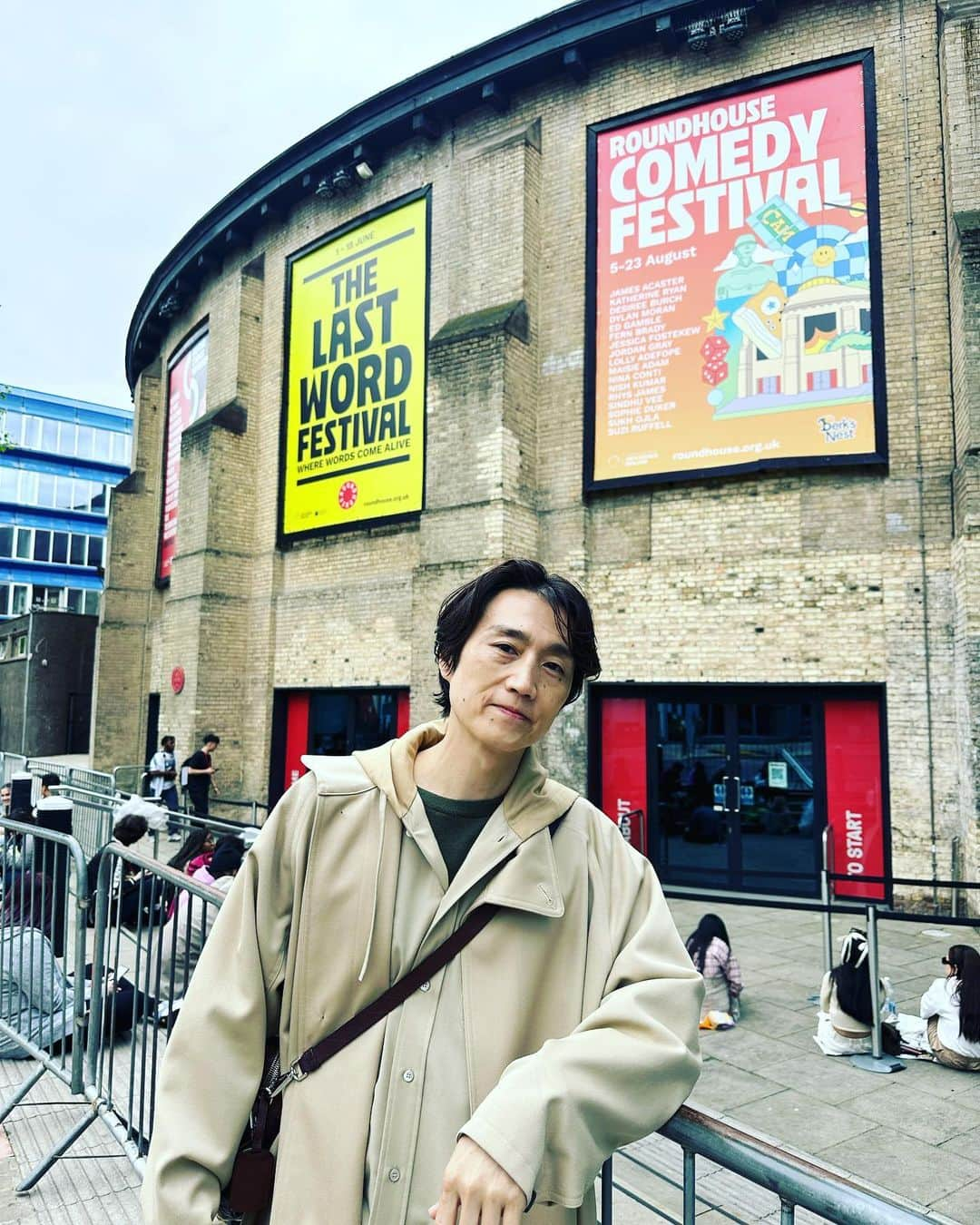 落合健太郎さんのインスタグラム写真 - (落合健太郎Instagram)「初めて、、、のロンドン (前回はエアチケット予約を間違えて 半日しか滞在出来なかった２５年前） 今回はRADWIMPSのヨーロッパツアー 初日のロンドン公演を観せて頂いた。 日本のアーティストが海外でライブを やると大抵現地に住んでいる日本人と 日本ではチケットを取るのが難しいからと 海外遠征をする熱心なファンが多いと 思っていた。 しかし、会場は現地のロンドンっ子や ロンドンに留学しているアジア人が 多く、日本人はそんなに多く居なかった。 ライブは本当にすばらしく、MCも それぞれが英語でお客さんに想いを伝える。 日本でのライブももちろん感動するが、 海外でのライブは来ているお客さんの 熱量が凄い。 新海誠さんの作品でRADWIMPSを 知った人がついに本人を目の前に 生で音楽を聴ける喜びが爆発していた。 それに応えるようにRADのメンバーも 演奏に熱がこもる。 「やっと本人達を生で見ることが出来た！」という純粋な喜びが爆発していた。」6月3日 2時09分 - dj_ochiken1117