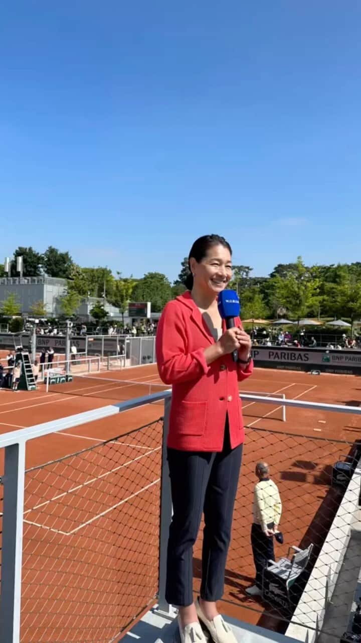 のインスタグラム：「Roland Garros2023 DAY6 曇りから肌寒い朝だったけど、少しずつ青空になり気温も上がったものの気持ち良い日。 サバレンカのセンターコートの試合をコートサイドレポートの日でした。  #伊達公子 #kimikodate  #テニス  #テニスプレイヤー #tennis  #tennisplayer #2023年6月2日  #day6 #rolandgarros #rolandgarros2023 #全仏オープンテニス #全仏オープンテニス2023 #paris #パリ #wowow #wowowテニス #wowowテニスアンバサダー」