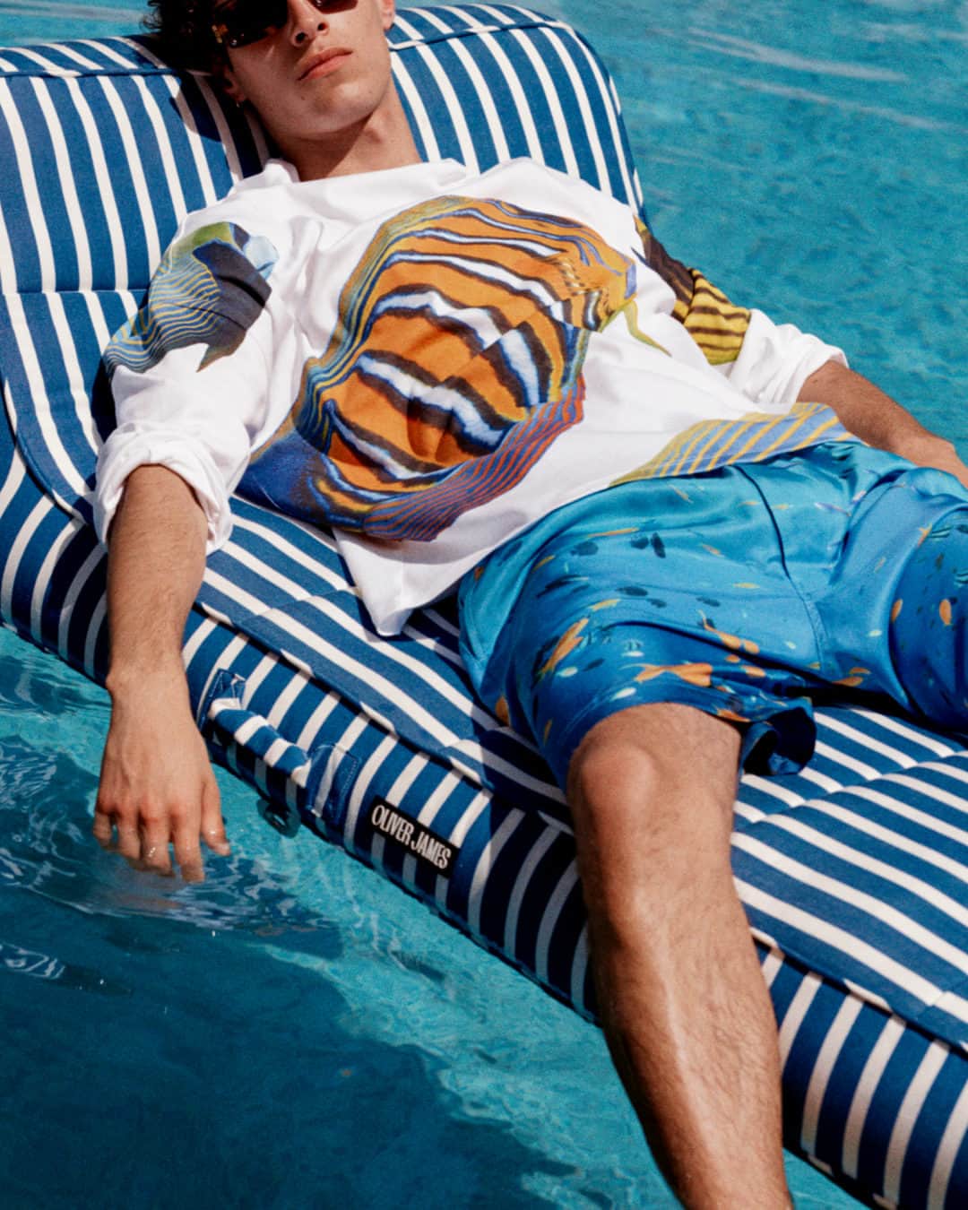 MR PORTERのインスタグラム：「Summer style is all about that laid-back, leisurely feel. Whether you're spending the day next to the pool or just taking in the rays and enjoying the breeze, you need to be dressed for the part.  Head to the bio to discover the holiday essentials we recommend for the perfect vacation wardrobe.」