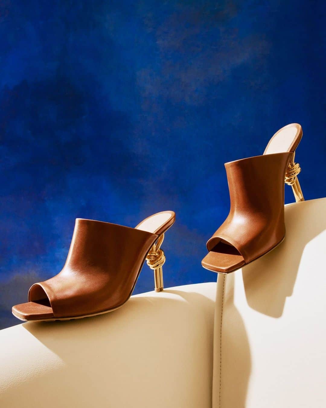 のインスタグラム：「A knotted metal heel lends brand-signature codes to Bottega Veneta’s Knot sandals」